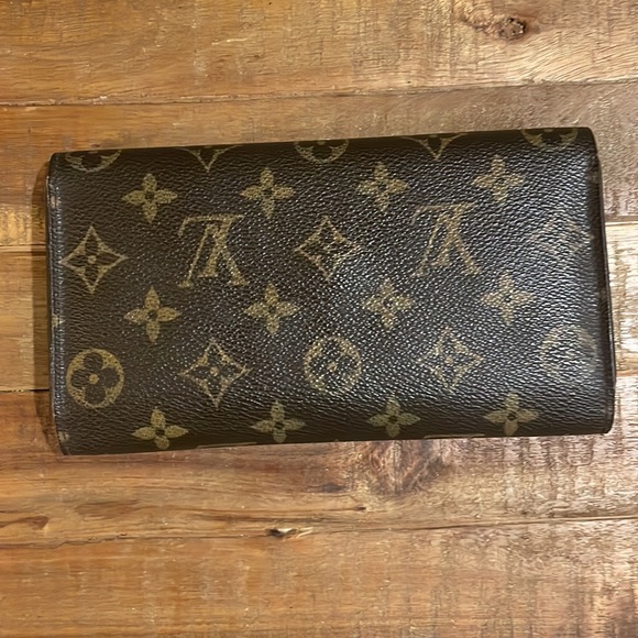 EUC Louis Vuitton Sarah International wallet - Picture 2 of 9